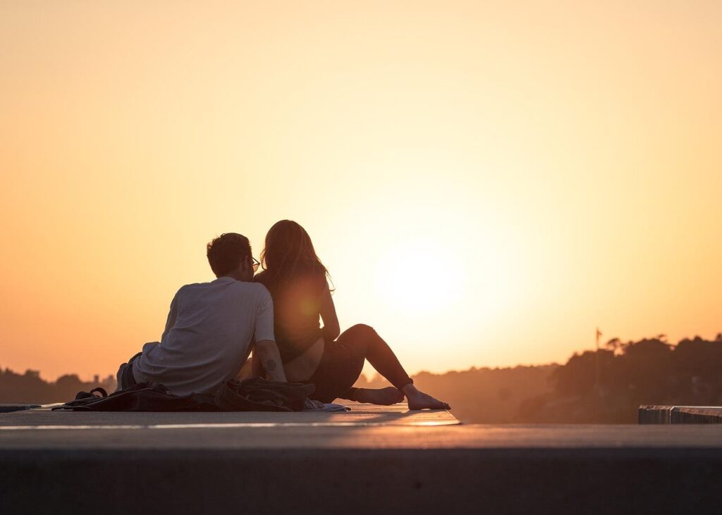 Meer dan online dating: groep 50-plussers die samen genieten op een gezellig event en offline verbinden